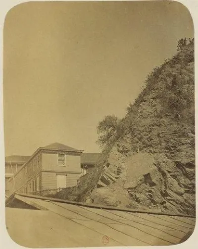 Edificio portuario con vías de ferrocarril adosado al acantilado — aprox. 1890–1930 | Chile de Ayer