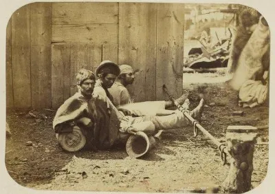 Fotografia antigua de tres hombres chilenos con ponchos y pantalones remangados — aprox. 1890–1930 | Chile de Ayer