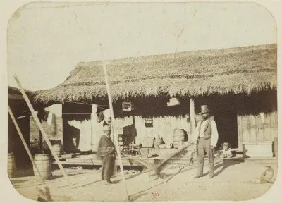 Interior de vivienda rural con trabajadores y actividades domésticas — aprox. 1890–1930 | Chile de Ayer