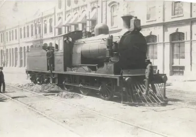 Antigua postal de Valparaíso, mostrando a una locomotora — aprox. 1890–1930 | Chile de Ayer
