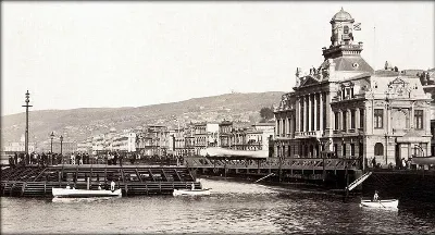 Muelle de Valparaíso con edificio neoclásico de cúpula — aprox. 1890–1930 | Chile de Ayer