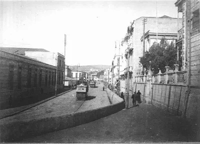 Paseo de los sueños, en la unión de las calles Colón y Edwards en Valparaíso — aprox. 1890–1930 | Chile de Ayer