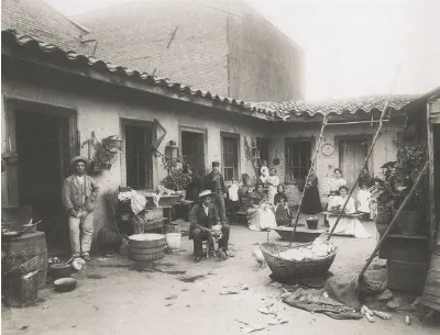 Patio de un conventillo de Valparaíso — aprox. 1900–1930 | Chile de Ayer