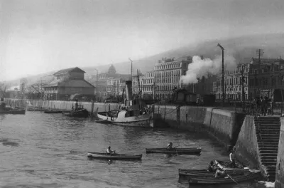 Puerto de Valparaíso con embarcaciones y muelle de atraque — aprox. 1890–1930 | Chile de Ayer