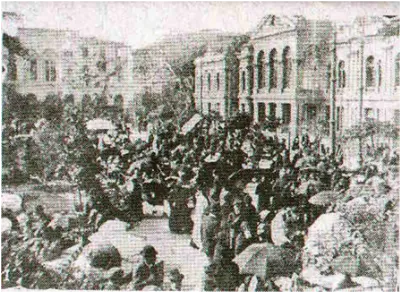 Reunión de la Sociedad porteña en la plaza Victoria — aprox. 1890–1930 | Chile de Ayer