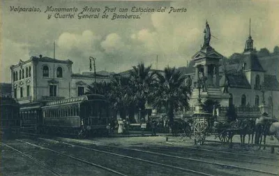 Monumento a Arturo Prat en Plaza Sotomayor, Valparaíso — aprox. 1890–1930 | Chile de Ayer