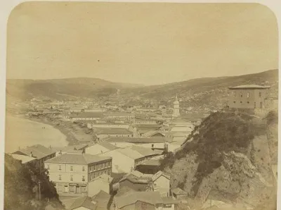 Valparaiso antiguo: vista del plan y la iglesia desde el cerro Concepcion o Alegre — aprox. 1890–1930 | Chile de Ayer