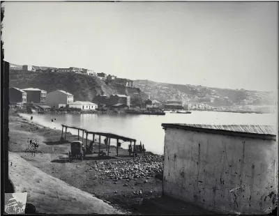 Puerto fluvial de Valparaíso con almacén de piedra — aprox. 1890–1930 | Chile de Ayer
