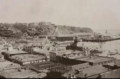 Valparaíso histórico: Playa Ancha, muelle y bahía vistos desde los tejados del plan — aprox. 1890–1930 | Chile de Ayer