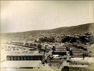 Valparaíso, vista desde la bahía hacia cerros — aprox. 1890–1930 | Chile de Ayer