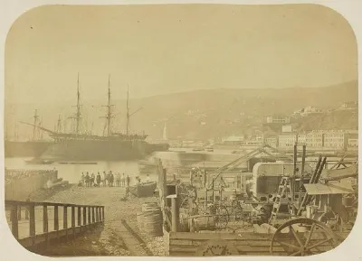 Puerto de Valparaíso con maquinaria y buque de carga — aprox. 1890–1930 | Chile de Ayer