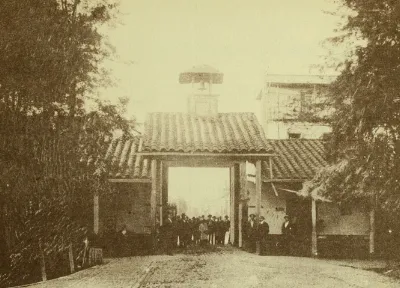 Fachada del antiguo Matadero Municipal en Santiago de Chile, hacia 1900 — aprox. 1900 | Chile de Ayer