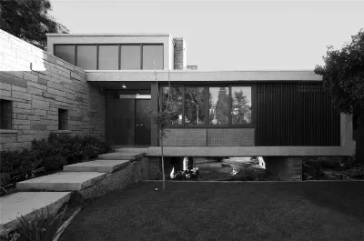 Residencia Bendersky con volumen suspendido y fachada acristalada — aprox. 1958 | Chile de Ayer