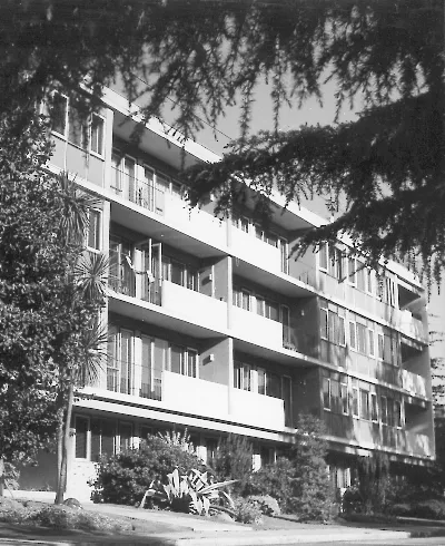 Edificio Bendersky con vegetación frontal — aprox. 1958 | Chile de Ayer