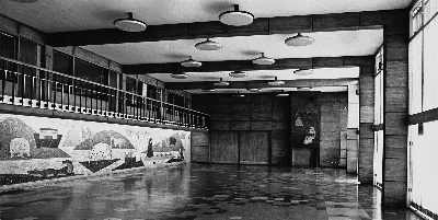 Hall modernista con galería y mural decorativo — aprox. 1955 | Chile de Ayer
