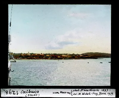 Ciudad de Calbuco vista desde el mar con iglesia y caserio costero — aprox. 1897–1940 | Chile de Ayer