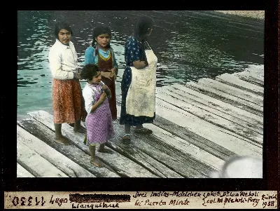 Muelle lacustre con mujeres, Llanquihue 1938 — aprox. 1938–1940 | Chile de Ayer