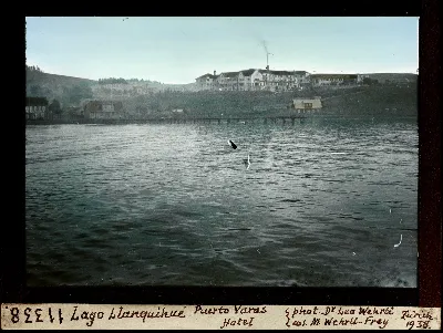 Puerto Varas, lago Llanquihue con hotel y embarcación — aprox. 1938–1940 | Chile de Ayer