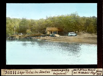 Diapositiva coloreada del embarcadero de Petrohue en el lago Todos los Santos, 1938 — aprox. 1938–1940 | Chile de Ayer