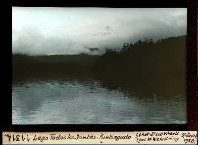 Volcán Puntiagudo entre nubes sobre el Lago Todos los Santos, diapositiva coloreada (1938) — aprox. 1938–1940 | Chile de Ayer