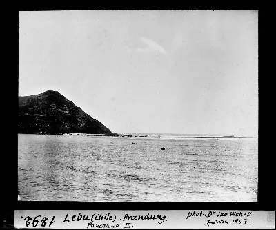 Diapositiva en blanco y negro de Lebu, panorama III del oleaje costero, 1897 — aprox. 1897–1940 | Chile de Ayer