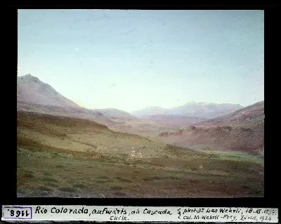 Río Colorado hacia Cascada, fotografía coloreada por Margrit Wehrli-Frey — aprox. 1897–1940 | Chile de Ayer