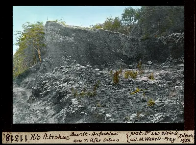 Afloramiento de basalto columnar en la ribera derecha del rio Petrohue, 1938 — aprox. 1938–1940 | Chile de Ayer