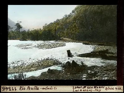 Diapositiva coloreada del rio Peulla aguas arriba, 1938 — aprox. 1938–1940 | Chile de Ayer