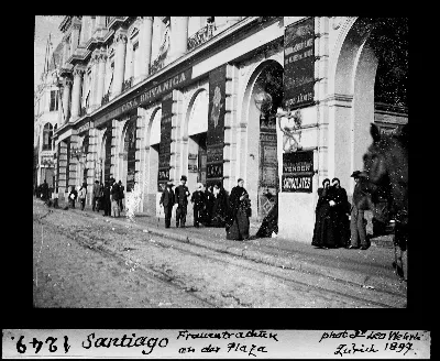 Trajes de mujer en la Plaza de Santiago — 1897 | Chile de Ayer