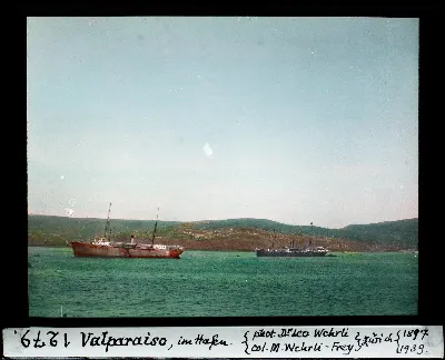 Vapores mercantes fondeados en la bahia de Valparaiso, diapositiva coloreada de 1897 — aprox. 1897–1940 | Chile de Ayer