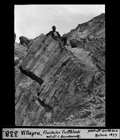 Hombre en un saliente rocoso — aprox. 1897–1940 | Chile de Ayer