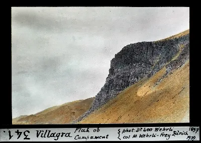 Farallon rocoso sobre el campamento de Villagra, diapositiva coloreada de 1897 — aprox. 1897–1940 | Chile de Ayer