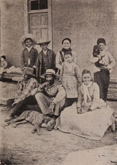 En "las casas" de la hacienda. Fotografia de campesinos chilenos en 1901. — aprox. 1901–1930 | Chile de Ayer
