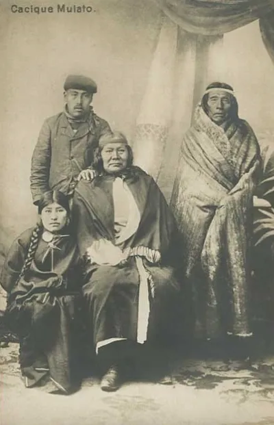 Cacique Mulato, jefe de los tehuelches Aonikenk de Tierra del Fuego, junto a su familia — aprox. 1905–1930 | Chile de Ayer