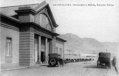 Acceso a la estación de ferrocarriles de Antofagasta (denominada "Estación Nueva"), circa 1920. — aprox. 1920–1930 | Chile de Ayer