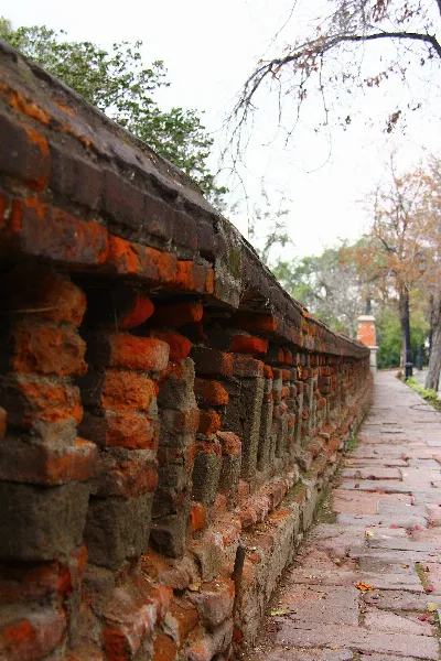 Muralla de ladrillo colonial en el perímetro del Cerro Santa Lucía, Santiago — aprox. 1880–1930 | Chile de Ayer