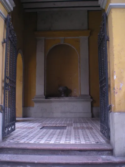 Entrada con rejas de fierro forjado y hornacina neoclásica del Cerro Santa Lucía, Santiago — aprox. 1880–1930 | Chile de Ayer