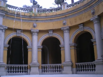 Patio interior con arcadas neoclásicas — aprox. 1880–1930 | Chile de Ayer