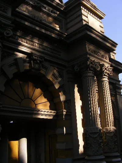 Detalle de la fachada neoclásica de la Terraza Caupolicán del Cerro Santa Lucía, Santiago — aprox. 1880–1930 | Chile de Ayer