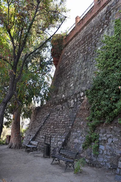 Muralla con bancos y vegetación en Cerro Santa Lucía — aprox. 1880–1930 | Chile de Ayer