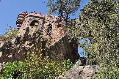 Castillo Hidalgo visto desde la base rocosa del Cerro Santa Lucía, Santiago — aprox. 1880–1930 | Chile de Ayer