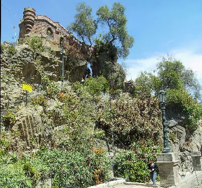 Torreón de ladrillo y muralla rocosa del Cerro Santa Lucía con farol, Santiago — aprox. 1880–1930 | Chile de Ayer