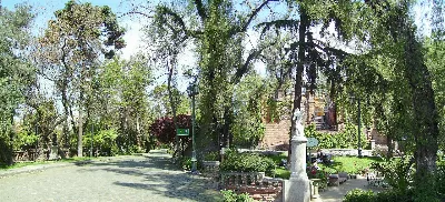 Sendero arbolado del Cerro Santa Lucía con estatua blanca al fondo — aprox. 1880–1930 | Chile de Ayer