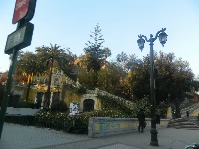 Plaza Neptuno y terraza del Cerro Santa Lucía con farol ornamental y palmeras — aprox. 1880–1930 | Chile de Ayer