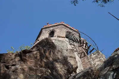 Torreón Caupolicán del Cerro Santa Lucía visto desde abajo contra cielo azul — aprox. 1880–1930 | Chile de Ayer