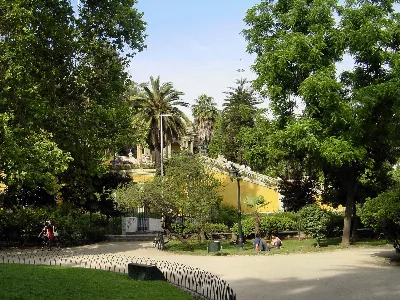 Cerro Santa Lucía con senderos arbolados y edificio colonial — aprox. 1880–1930 | Chile de Ayer