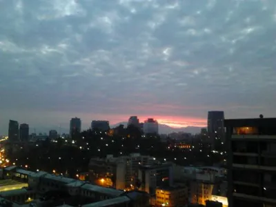 Atardecer sobre Santiago con la cordillera de los Andes al fondo — aprox. 1880–1930 | Chile de Ayer