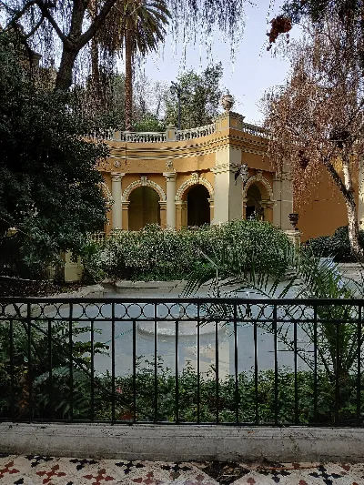 Pabellón neoclásico en Cerro Santa Lucía con arcos y sauces — aprox. 1880–1930 | Chile de Ayer