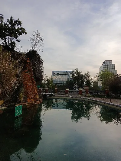 Estanque del Cerro Santa Lucía con edificios modernos al fondo, Santiago — aprox. 1880–1930 | Chile de Ayer