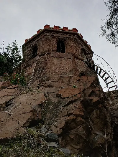 Torreón Caupolicán del Cerro Santa Lucía con cielo nublado y escalera lateral — aprox. 1880–1930 | Chile de Ayer